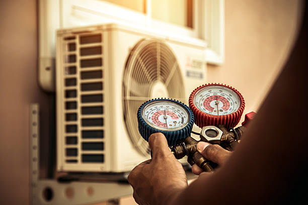 Professional Hvac technician working in Johnston, IA